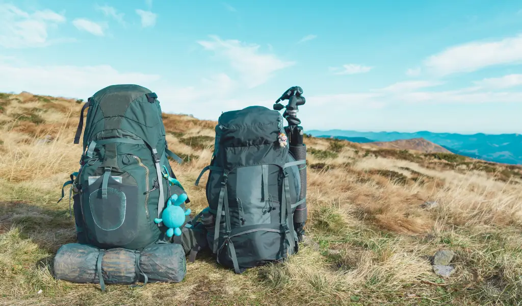Dwa plecaki gotowe na wyprawę – przykład co zabrać w góry latem