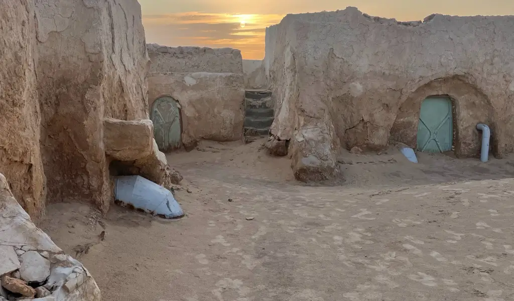 Wioska Mos Espa w Tunezji – autentyczna filmowa lokacja Star Wars na pustyni Ong Jemel