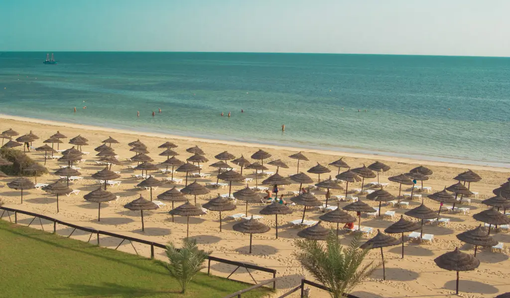 Plaża w Sousse w Tunezji – turkusowe morze i złoty piasek