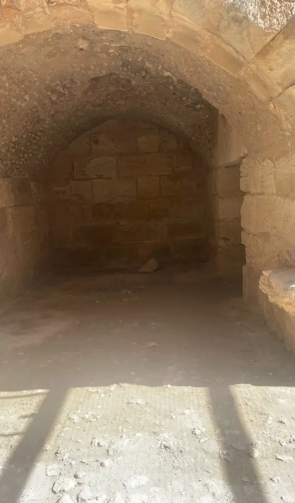 Podziemne pomieszczenie w amfiteatrze El Jem – miejsce przygotowań gladiatorów lub przechowywania zwierząt