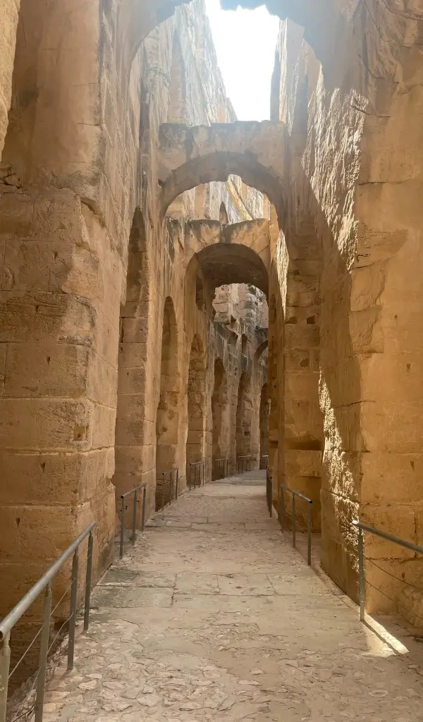 Kamienne korytarze wewnątrz amfiteatru w El Jem – rzymska architektura z III wieku