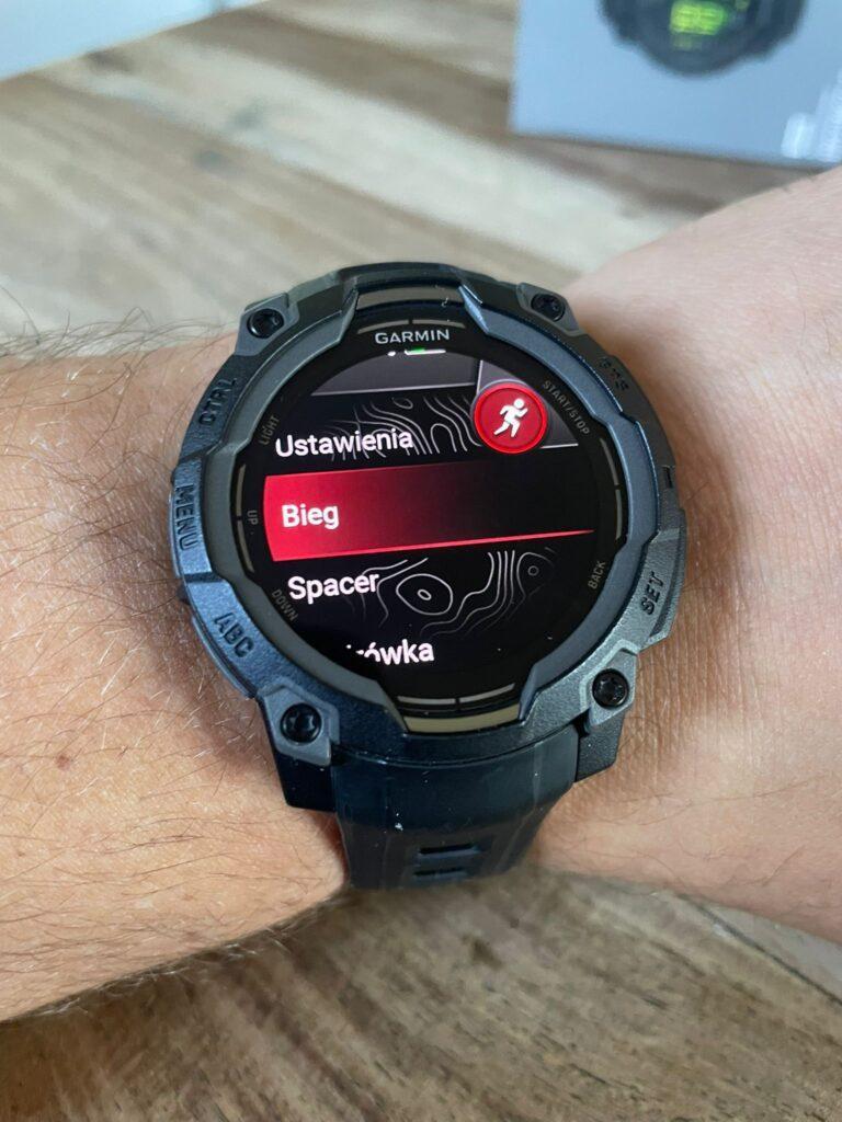 Garmin Instinct 3 AMOLED 45mm GPS – ekran trybów sportowych i aktywności