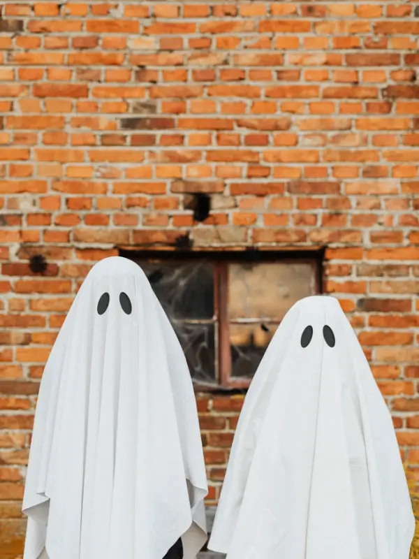 Duchy jako symbol Halloween – białe dekoracje na święto duchów obchodzone 31 października.