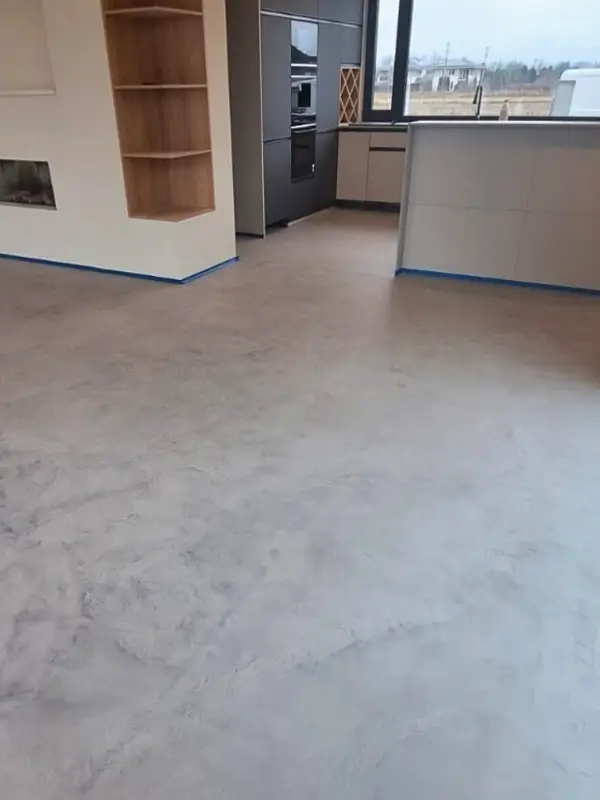 Nowoczesna kuchnia wykończona mikrocementem CONBAR – elegancka, trwała powierzchnia blatów i ścian w minimalistycznym stylu.