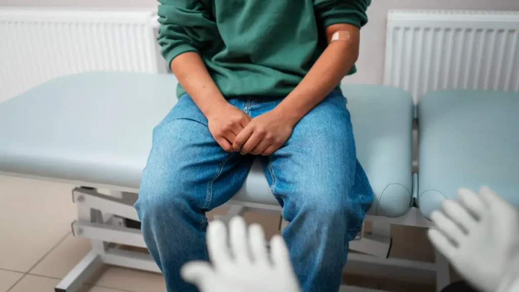 Pacjent podczas konsultacji z urologiem w gabinecie lekarskim