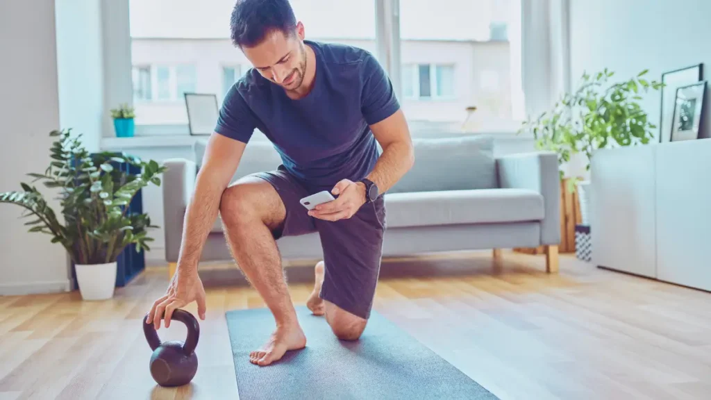 Mężczyzna trenujący według planu treningowego dla początkujących – ćwiczenia FBW w domu