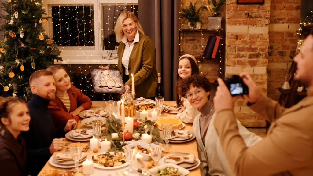 Rodzina siedząca przy świątecznym stole podczas Wigilii i Świąt Bożego Narodzenia