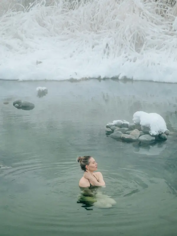 Kobieta wchodząca do zimnej wody podczas morsowania.