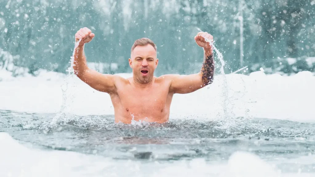 Mężczyzna zanurzający się w zimnej wodzie podczas morsowania.