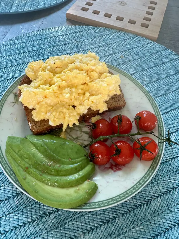 Jajecznica podana z awokado pokrojonym w plastry na śniadanie