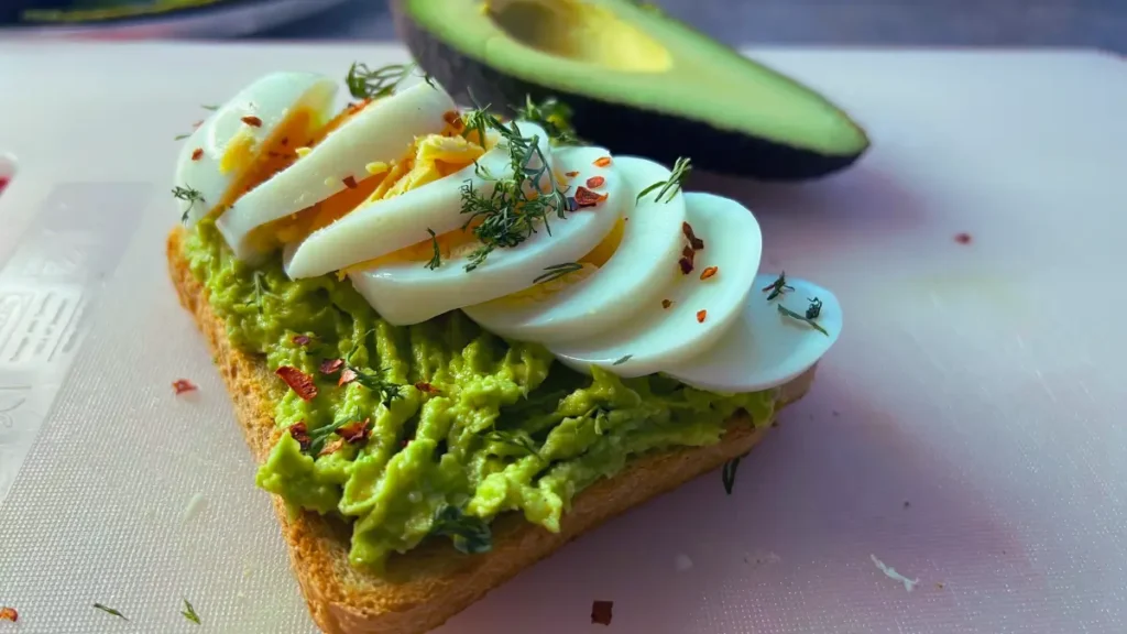 Śniadaniowy tost z pastą z awokado i jajkiem na twardo