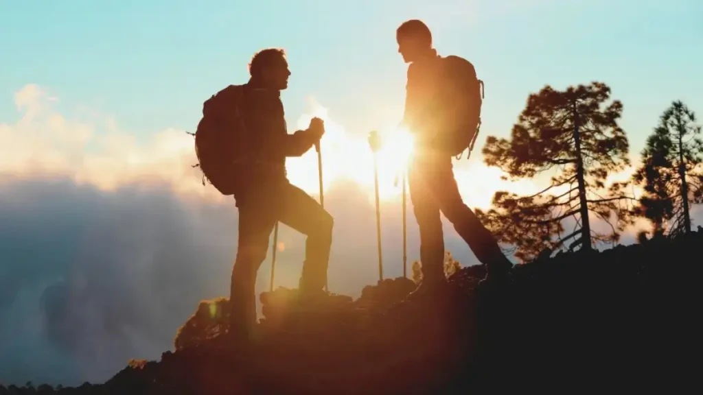Mężczyzna podziwiający panoramę gór – idealne góry dla początkujących